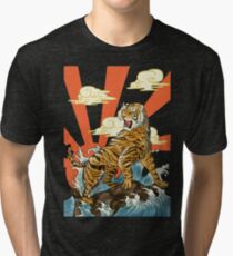 Brüllender Tiger über Tsunami-Welle im japanischen Ukiyo Woodblock Art Style Vintage T-Shirt