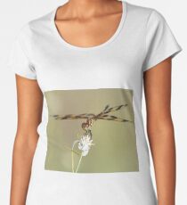 Camiseta premium de cuello ancho Libélula del banderín de Halloween en flor
