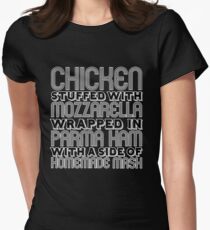 Camiseta entallada para mujer Pollo relleno de mozzarella envuelto en jamón de Parma ...