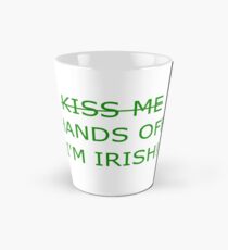 Kiss me hands off Ich bin irisch! Tasse (konisch)