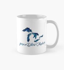 Taza clásica Michigan Peace Love Lakes en aguas profundas azul