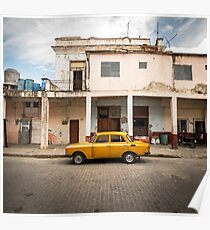 Helles gelbes Weinleseauto in La Havana, Kuba. Poster