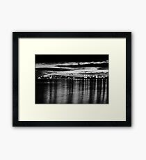 Passerelle parmi la soie Framed Print