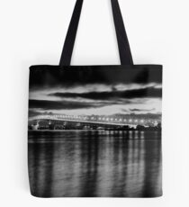Passerelle parmi la soie Tote Bag