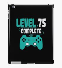 Gamer Shirt Level 75 Complete Gaming Birthday Gift Tee iPad-Hülle & Klebefolie