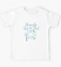 obwohl sie nur wenig ist, ist sie wild Kinder T-Shirt