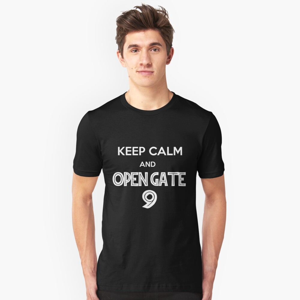 Keep Calm and open gate 9 Camiseta ajustada
