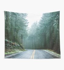 Forest Road Trip - Nebeliger Tag Tannenbäume Pacific Northwest Adventure Wandbehang