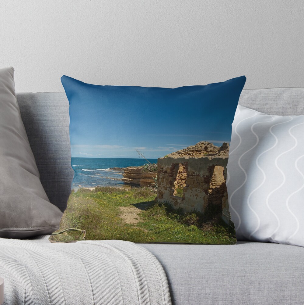 Casa diroccata al Plemmirio Throw Pillow