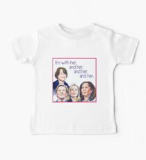 Ich bin bei ihr und ihr und ihr und ihr Baby T-Shirt