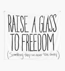 Erhebe ein Glas Wandbehang