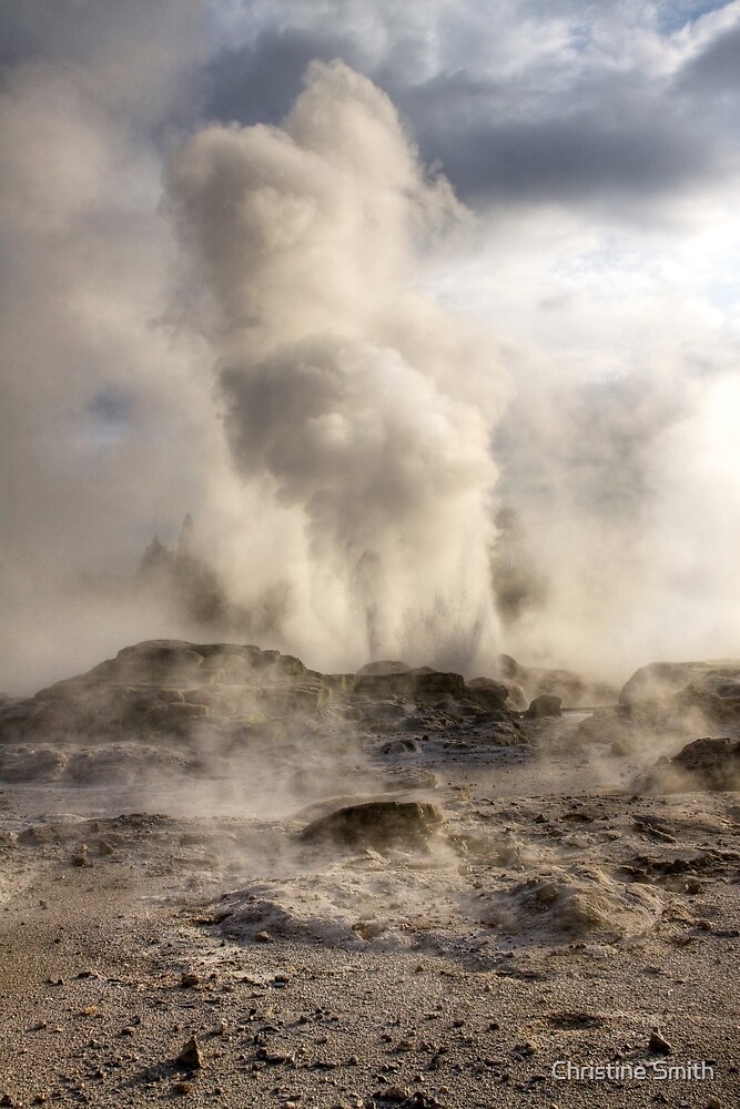 Pōhutu Geyser Exploding