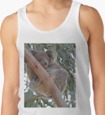 Koala schlafend in einem Baum Tank Top