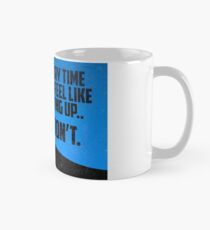 Taza clásica Empujando una roca hasta una colina