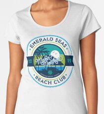 Camiseta premium de cuello ancho Emerald Seas Beach Club: Playa de Deerfield, FL