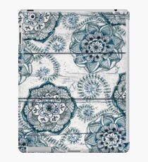 Shabby Chic Marineblau kritzelt auf Holz iPad-Hülle & Klebefolie