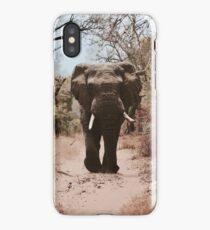 Ein Elefant, der auf rote Sand-Karikatur-Zeichnung geht iPhone-Hülle & Cover