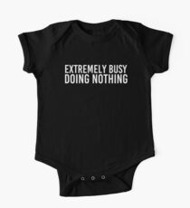 EXTREMELY BUSY DOING NOTHING Art Funny Lazy Gift Idea Baby Body Kurzarm