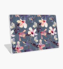 Schmetterlinge und Hibiskus-Blumen - ein gemaltes Muster Laptop Folie