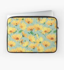 Gemalte goldene gelbe Gänseblümchen auf weichem Salbeigrün Laptoptasche