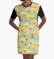 Gemalte goldene gelbe Gänseblümchen auf weichem Salbeigrün T-Shirt Kleid