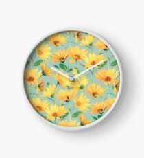 Reloj Margaritas amarillas doradas pintadas en verde salvia suave