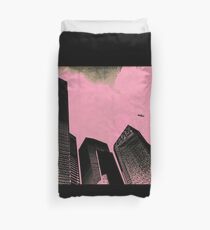Funda nórdica Edificios altos del negocio de Nueva York contra el cielo en colores pastel rosado. Ilustración de dibujos animados