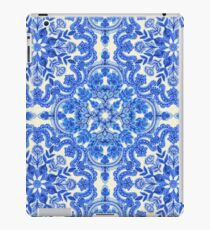 Vinilo o funda para iPad Cobalt Blue & China White Folk Art Pattern