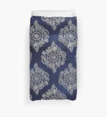 Creme marokkanisches Blumenmuster auf tiefe Indigo-Tinte Bettbezug