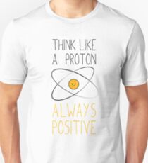 Denke wie ein Proton, immer positiv :) Slim Fit T-Shirt