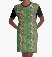 Verschütten von Erdbeeren T-Shirt Kleid