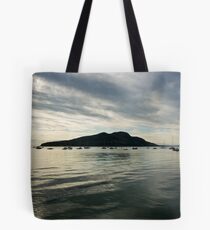 Heilige Insel bei Sonnenaufgang Tote Bag