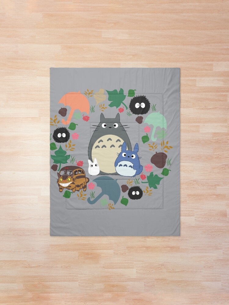 Alternative Ansicht von Mein Nachbar Totoro Kranz - Anime, Catbus, Ruß Sprite, Blau Totoro, Weiß Totoro, Senf, Ocker, Regenschirm, Manga, Hayao Miyazaki, Studio Ghibl Tagesdecke