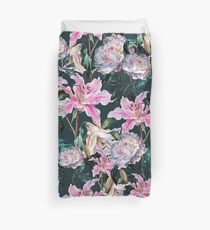 Lily Floral Pattern With Rose Flowers auf dunklem Hintergrund Romantisches nahtloses mit Blumenmuster. Bettbezug