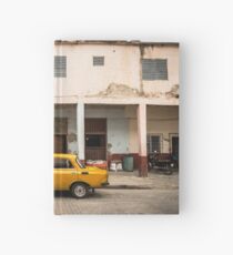 Helles gelbes Weinleseauto in La Havana, Kuba. Notizbuch