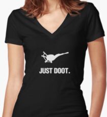 NUR DOOT. (WEISS) Tailliertes T-Shirt mit V-Ausschnitt