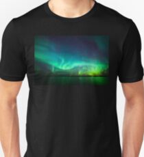 Nordlichter leuchten über dem See Slim Fit T-Shirt