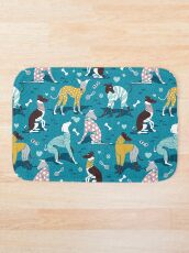 Promenade des Greyhounds // fond turquoise Tapis de bain