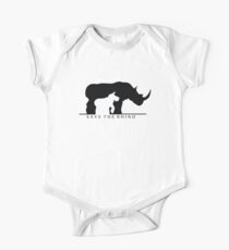 Rette das Nashorn (weißer Hintergrund) Baby Body Kurzarm