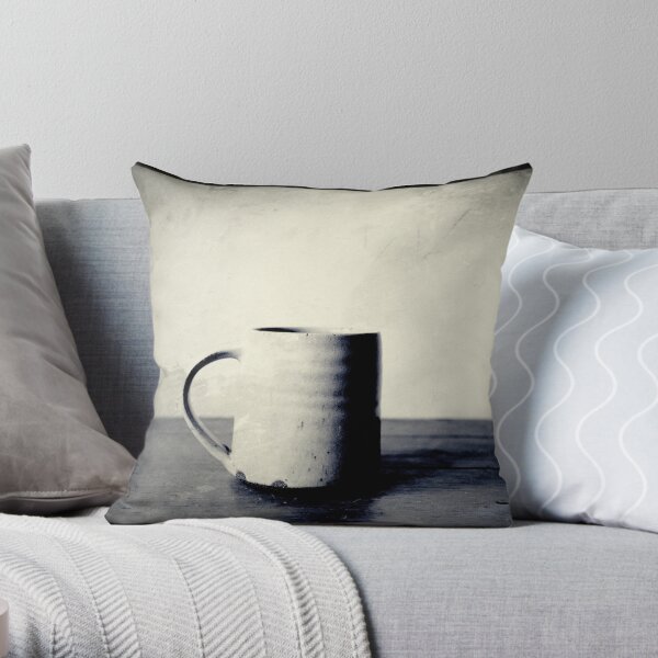 Tasse kaffee auf einem Tisch Throw Pillow