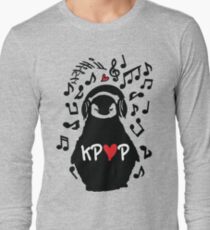 Penguin listen to kpop Long Sleeve T-Shirt