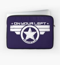 "Sur votre gauche Running Club" Distressed Print 2 Housse de laptop
