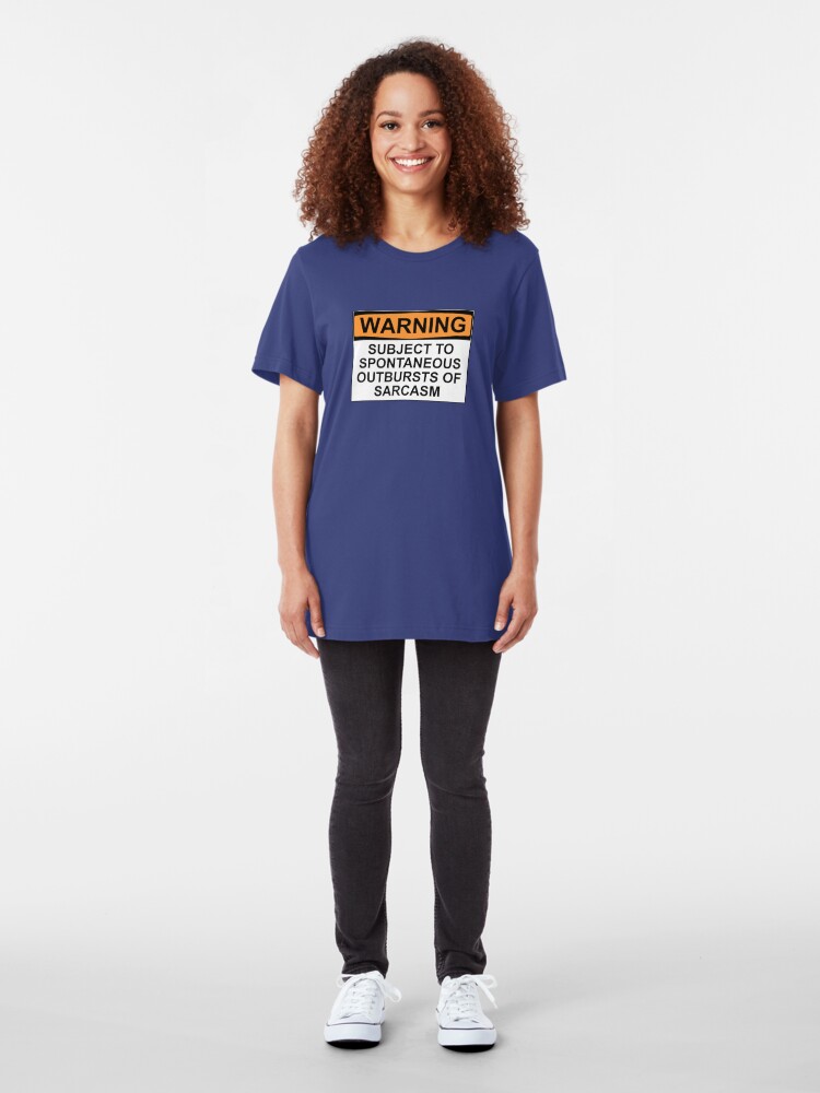 Vista alternativa de Camiseta ajustada ADVERTENCIA: SUJETO A SALPICADURAS ESPONTÁNEAS DEL SARCASMO