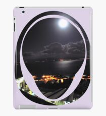 looking down at the moonlit sea iPad-Hülle & Klebefolie