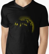 I Shoot with my nikon (Halftone style) Men's V-Neck T-Shirt