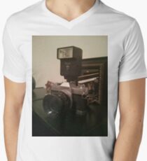 Old school canon camera :) Men's V-Neck T-Shirt