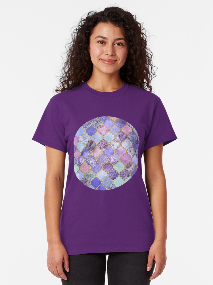 Alternative Ansicht von Königliches purpurrotes, malvenfarbenes u. Indigo-dekoratives marokkanisches Fliesen-Muster Classic T-Shirt