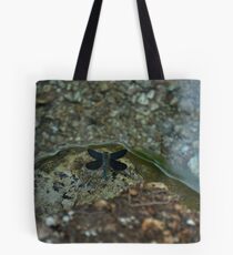 Demoiselle Libellule sur son roc attendait... Tote Bag