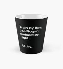 Zug bei Tag, Joe Rogan Podcast bei Nacht - den ganzen Tag - Nick Diaz - Helvetica Tasse (konisch)