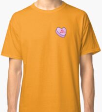 Feministische Valentinsgruß-Süßigkeits-Herzen im Gelb, kein Wifey Classic T-Shirt